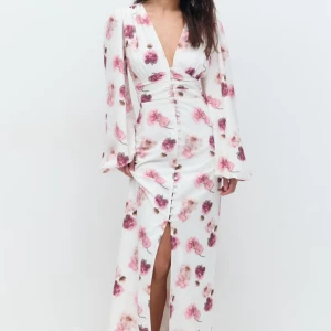 Vit långklänning med rosa blommor - Säljer denna populära klänning från Gina som endast blivit använd 1 gång, säljer endast för ett bra pris💓