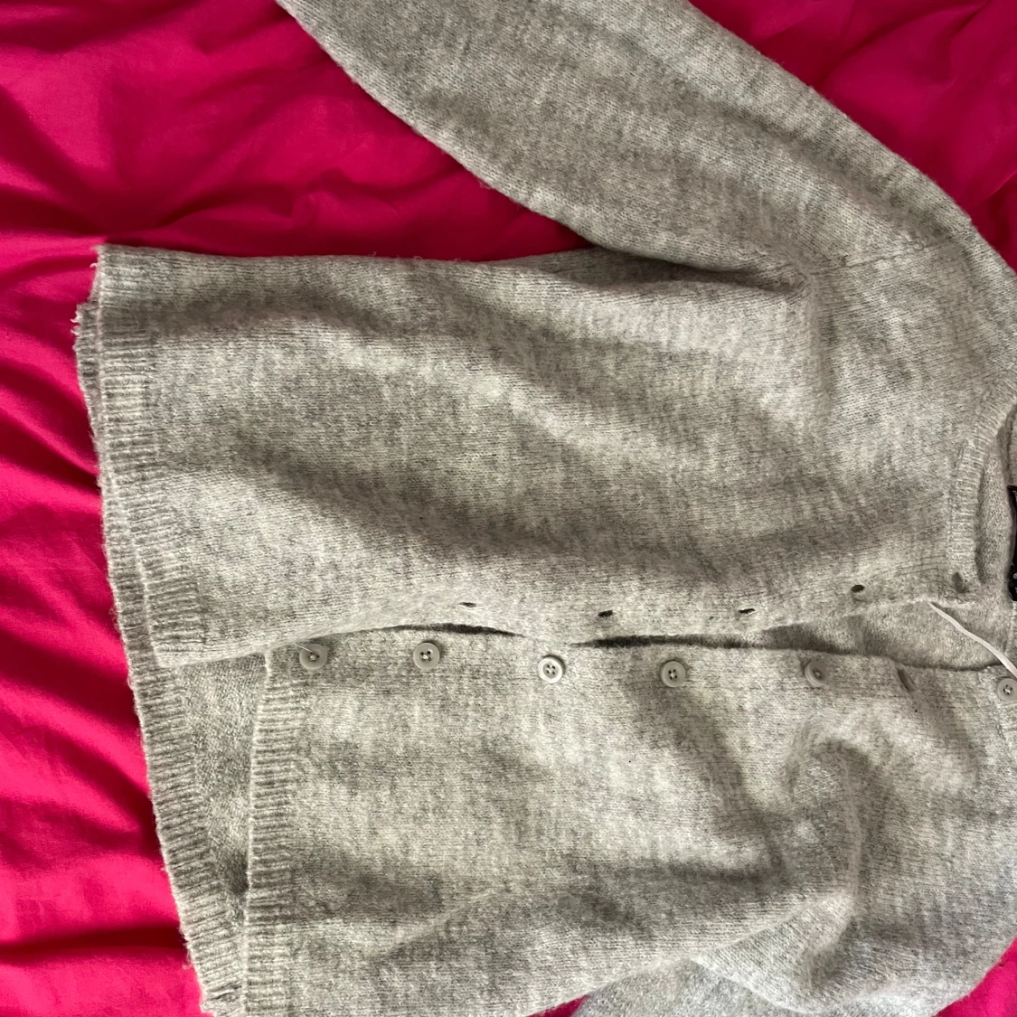 Grå stickad kofta med knappar