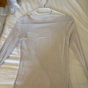 Vit långärmad tröja Intimissimi - Superskön och tunn långärmad tröja från Intimissimi i vit färg. Tillverkad i en ultralätt mix med kashmir som känns riktigt mjuk mot huden. Enkel och stilren design med rund halsringning, perfekt att styla lager på lager.