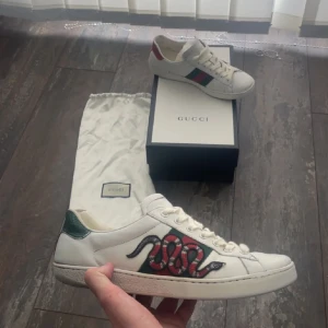 Gucci Ace - Säljer nu mina gucci ace box samt dusbag medföljer storlek 42 inga stora defekter som påverkar utseende. Skulle säga 8/10 sick. Skriv vid övriga frågor👊