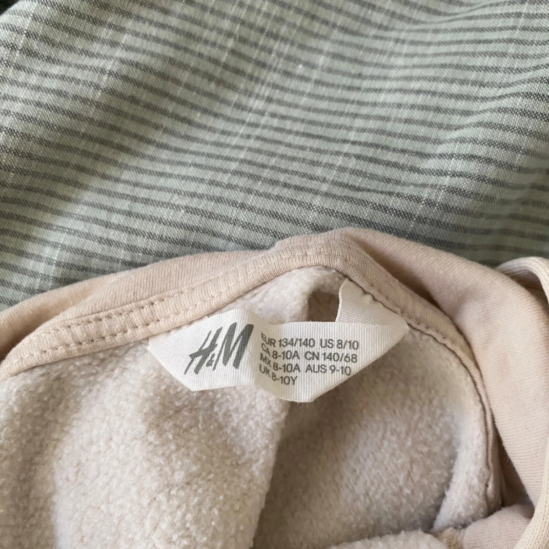 Beige hoodie med lila text från H&M - 3
