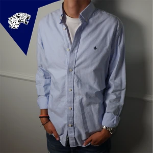 MORRIS SKJORTA  - Snygg skjorta från Morris | Skick: 9/10 | Strl: S | Modellen är 182cm lång | Hör av dig vid frågor eller funderingar!