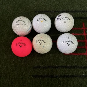 Callaway Golfbollar (6-pack) - Snygga och tåliga golfbollar från Callaway, inklusive modeller som Supersoft, Chrome Soft och Warbird. Perfekt för dig som vill ta ditt spel till nästa nivå, oavsett om du är nybörjare eller proffs. En boll är i cool neonfärg för extra stil på banan!