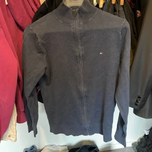Tommy Hilfiger Zip-up cardigan - Marinblå Zip-up cardigan från Tommy Hilfiger.       Osäker på priset, så kom med förslag!!!!