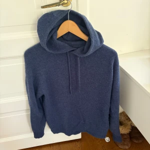 Blå Soft Goat Kashmir Hoodie - Slutsåld modell! Nypris: 3700 kr Extremt bra skick! (Endast använd enstaka gånger) Storlek: S 100% Kashmir Färg: Washed Blue 