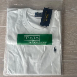 Vit polo t-tröja - Hej, säljer min polo tröja för att den är för liten aldrig använda den är fin med ett broderat märke på bröstet. Om du har några frågor tveka inte på att fråga pris hår att diskutera vid snabb affär.