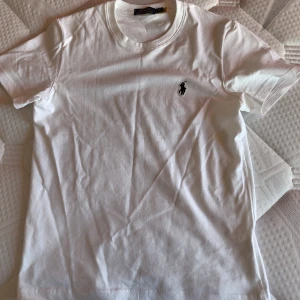 Ralph Lauren T-shirt  - Säljer min vita Ralph Lauren t shirt I god skick. Säljs då den var för liten. Priset kan diskuteras och vid fler frågor är de bara att skriva till. 