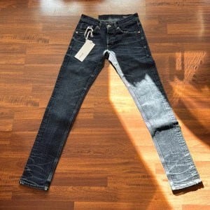 Dondup Jeans - Tja! Säljer ett par sjukts snygga mörkblåa Dondup Jeans i modellen Ritchie. Sitter som slim fit och passar till både vardag och fest. Skick: 8/10 inga defekter använd 10-15 gånger fof i fint skick. Storlek: W30 men sitter som 27-28 i waist. Pris: 599kr. Pris kan diskuteras vid snabbaffär💨Kom DM vid fler bilder eller funderingar🥰