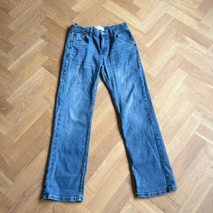 Levi's 551Z blå raka jeans - Klassiska blå Levi's 551Z jeans med rak passform och autentisk straight fit. Jeansen har fem fickor, bälteshällor och Levi's ikoniska läderpatch bak. Tillverkade i slitstarkt denim av bomull, perfekt för en avslappnad och tidlös look. Nypris 500kr