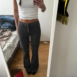 Low waist straight kostymbyxor - Gråa low waist straight kostymbyxor, Jag är ca 168 cm lång och dem är i storlek 36