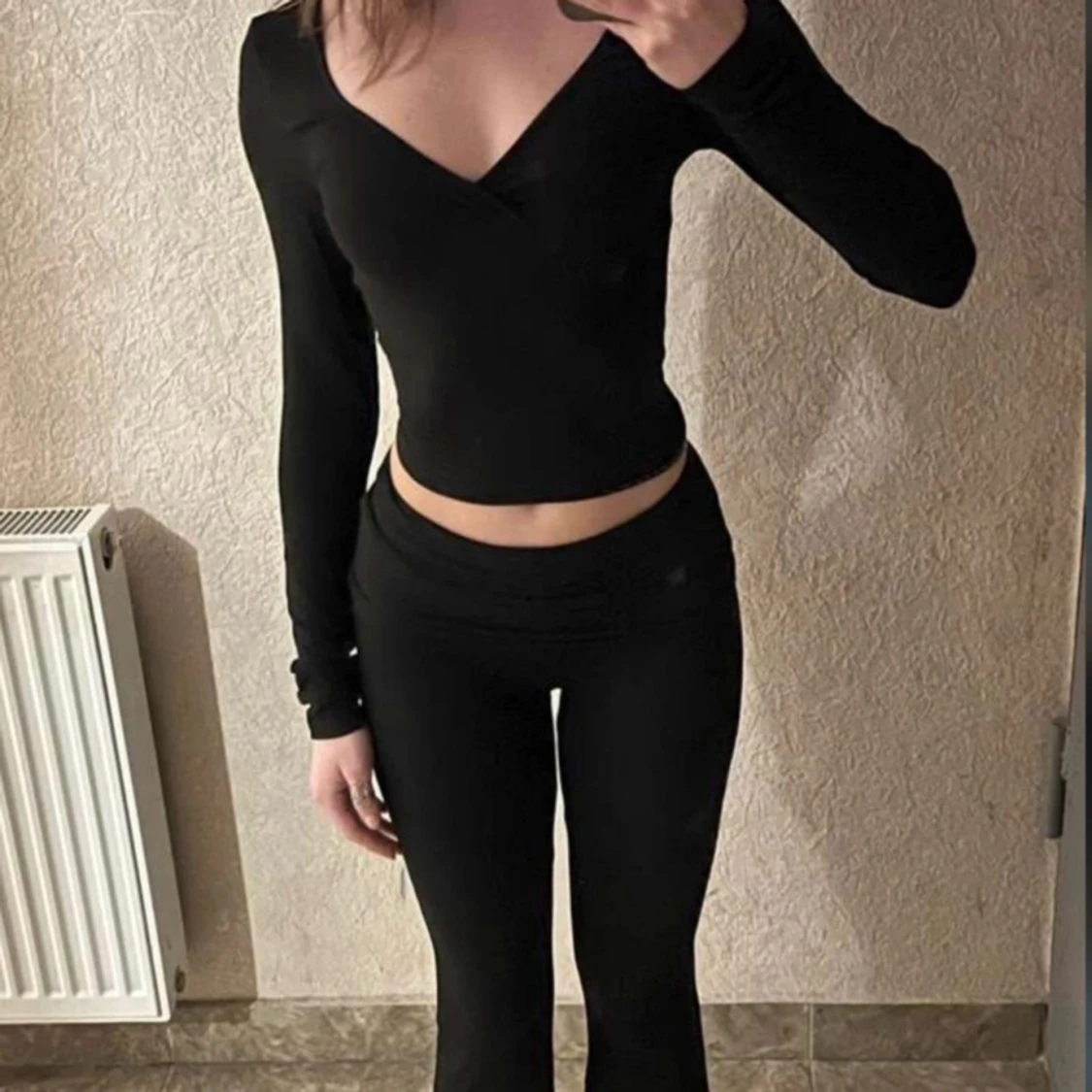 Svart omlottopp med folded flare byxor