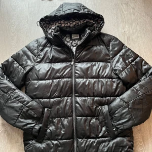 Guess vinterjacka - En guess vinter jacka i bra skick 9/10 andvänd 1/2 vinter i storlek S 