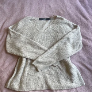 Beige V-ringad tröja - Mysig beige V-ringad stickad tröja från Vero Moda i storlek XS. Inga synliga tecken från användning.