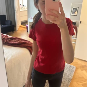 Brandy Melville topp - Vinröd topp från brandy💕säljer då färgen inte passar mig!