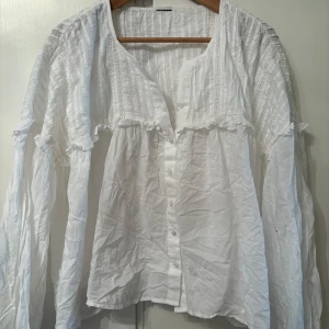 Vit blus med volang från Gina Tricot - Blus från Gina🤍