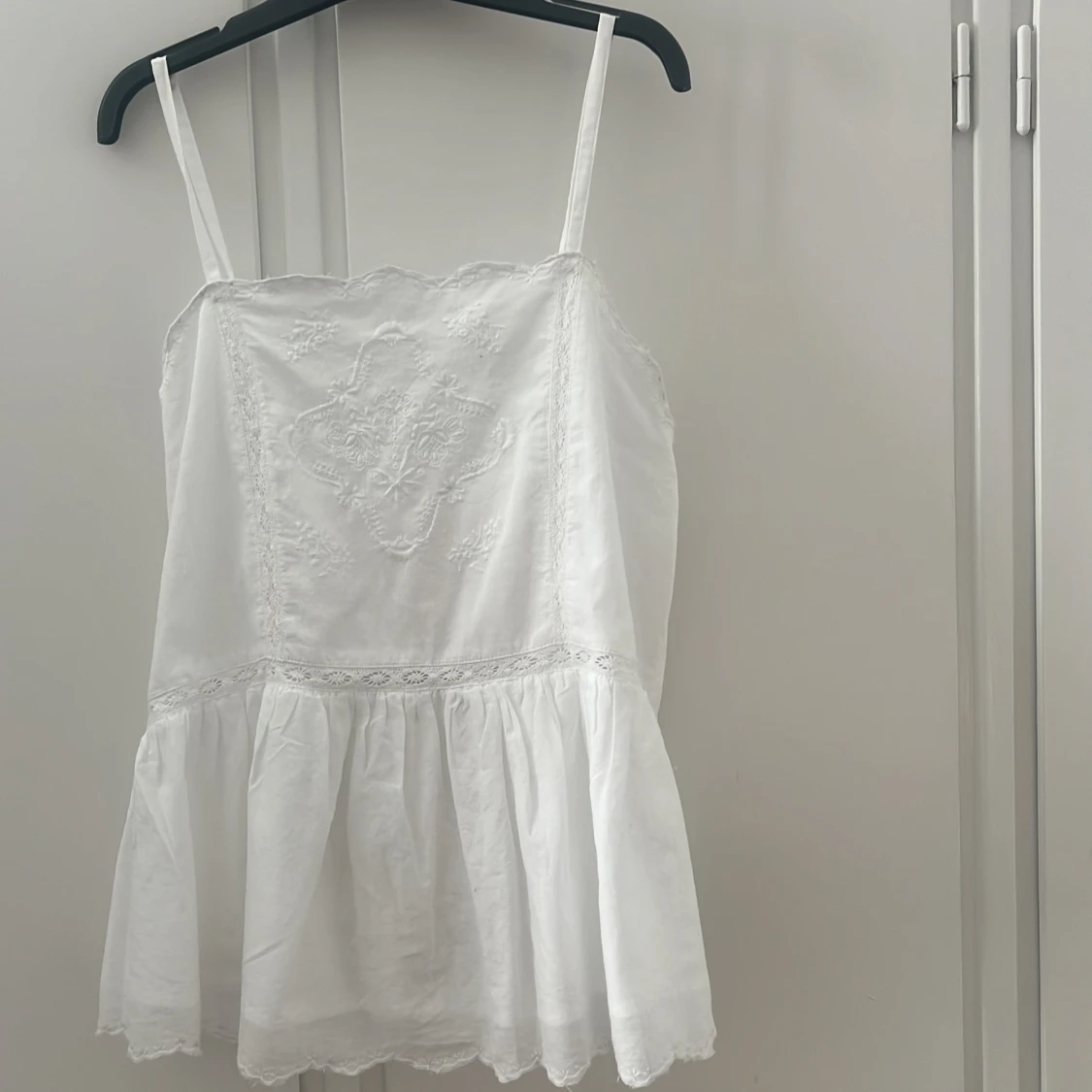 Vit broderad linnetopp från KappAhl