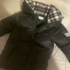Burberry jacka - Säljer min burberry jacka då jag inte har någon användning för den.byten funkar också(helst en canda goose) 