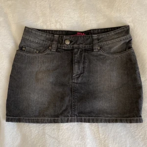 Svart jeanskjol från Zoul, storlek 36 - säljer en jätte fin svart jeanskjol från zoul, måtten är dem 2 sista bilderna. skriv om ni har frågor eller bilder på💗 (inga defekter/smuts)