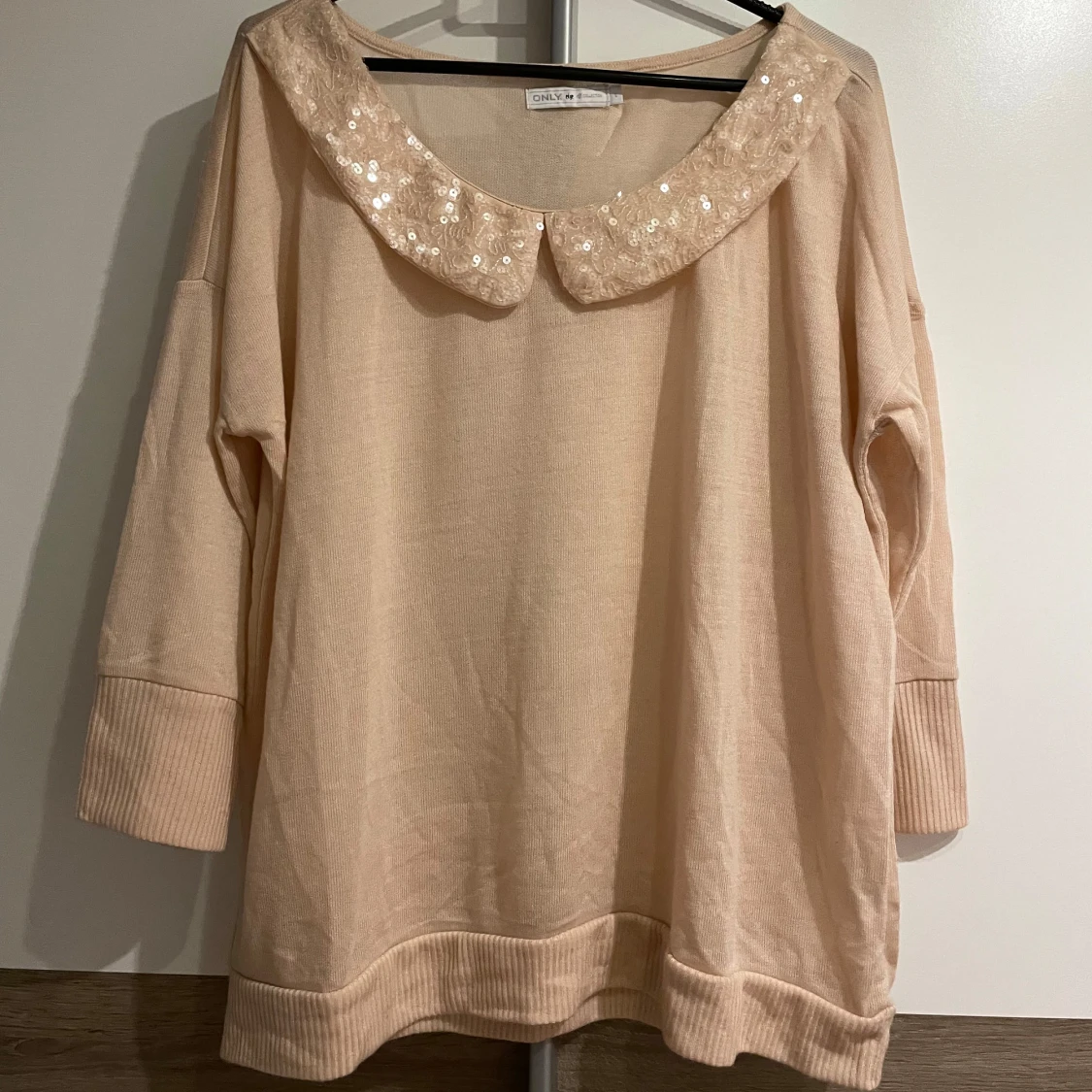 Beige stickad tröja med paljettkrage