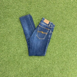 Blåa jeans från Nudie Jeans - Säljer dessa nudie jeans i färgen blå. Riktigt snygga nu till vintern om du bara vill fräscha upp din garderob. Priset är inte hugget i sten och kan diskuteras. Hör gärna av dig gällande frågor!