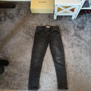 Svarta slim fit jeans  - Snygga svarta jeans fmed klassisk femficksdesign och slim fit passform. Jeansen har en mörk tvätt och är tillverkade i stretchigt denim. Perfekt för dig som vill ha en stil ren fit.