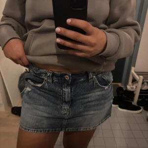 Stradivarius Kjol - Blå kjol använd ett fåtal gånger! inbyggda shorts i dem också