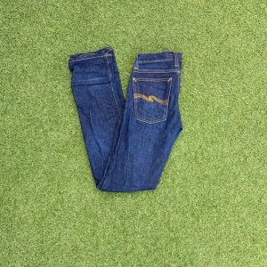 Nudie jeans W27 L34 - Säljer dessa nudie jeans med storlek W27L34 men skulle säga att längden är mer 32. Priset är inte hugget i sten och kan diskuteras. Skriv gärna gällande frågor!