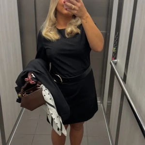 Kort klänning  - Säljer denna svarta klänning då den inte används, använd endast en gång 