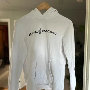 Sail racing hoodie - Säljer nu min sail racing hoodie för att den nu är alldeles för liten. Den är i mycket bra skick och inga fläckar finns. Skriv om minsta fundering!🔥 Priset är inte hugget i sten!