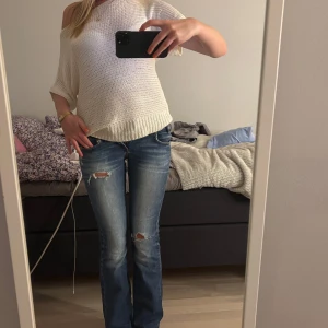 Blå bootcut jeans med slitningar - Snygga lågmidjade jeans med bootcut🫶🏼