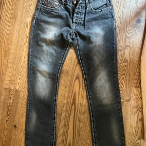 Svarta DWINE jeans - Säljer ett par svarta jeans från DWINE med slitningar. Jeansen är taperd och i storlek 30/32. Dem är helt oanvända av mig och jag köpte dem för 700kr från vintage and friends på Hamngatan. Skriv för fler bilder eller om du har några frågor:)