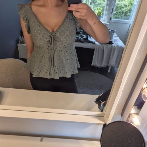 Grön blus med volang från Shein - Supersöt grön blus från Shein❣️detaljer med hål o volang❣️