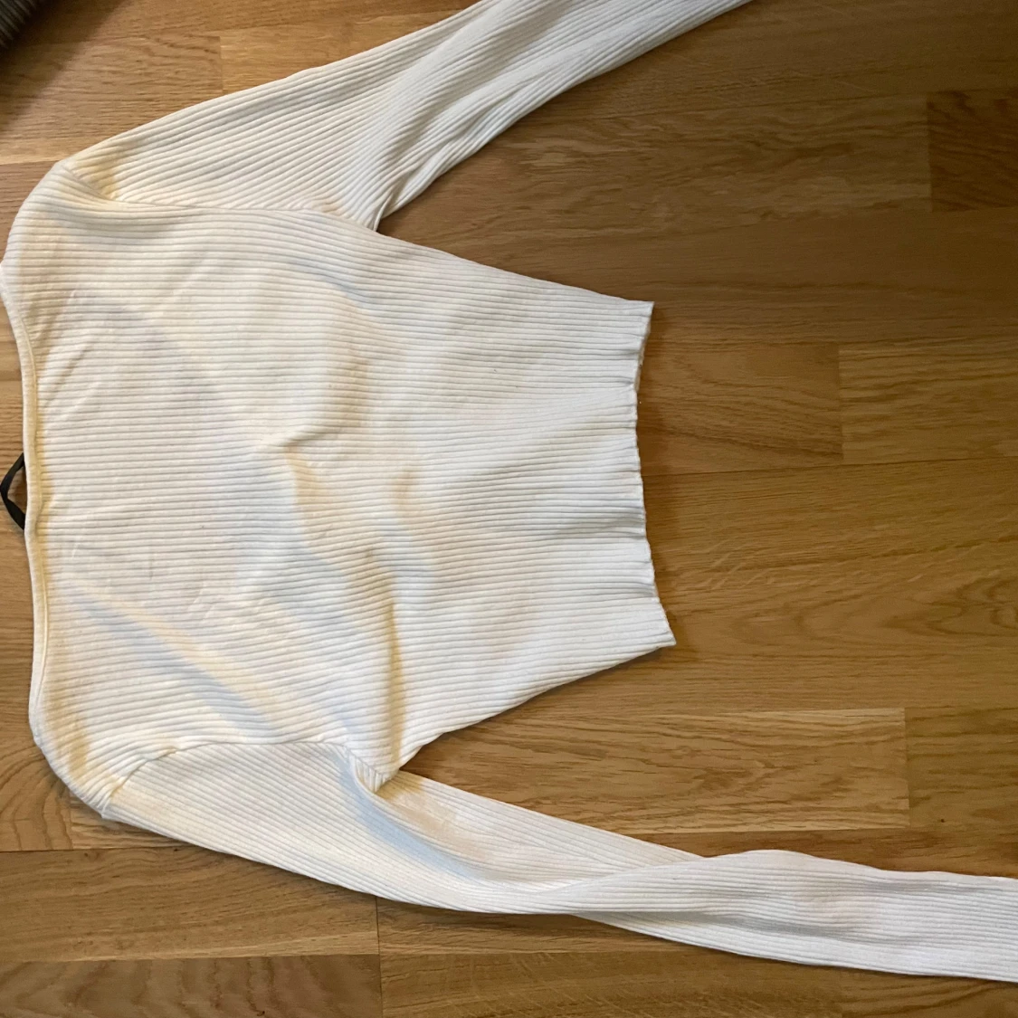 Vit ribbad långärmad topp med knyt - 1