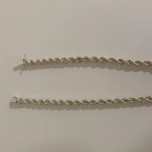 Cordell Silver Halskedja Kistlås - Helt ny och oanvänd Cordell Halskedja i 925 Sterling Silver med en unik och fin Kistlås!  Bredd: 10 mm Längd: 65 cm Vikt 160 gram!