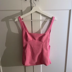 Rosa topp från Zara - Säljer en jätte fin rosa topp f med en rosett på ryggen. Toppen är ifrån Zara och är i storken Xs. Den är aldrig använd just för att den var för liten så den är nytt skick utan prislapp💕