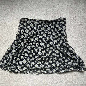 Svart blommig kortkjol  - Supersöt svart kortkjol med vita blommor. Skriv vid frågor🥰 Går att diskutera pris!