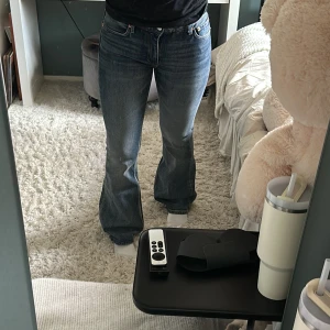 Blå bootcut jeans från Weekday - Säljer ett par blå bootcut jeans från weekday helt nya endast testad 