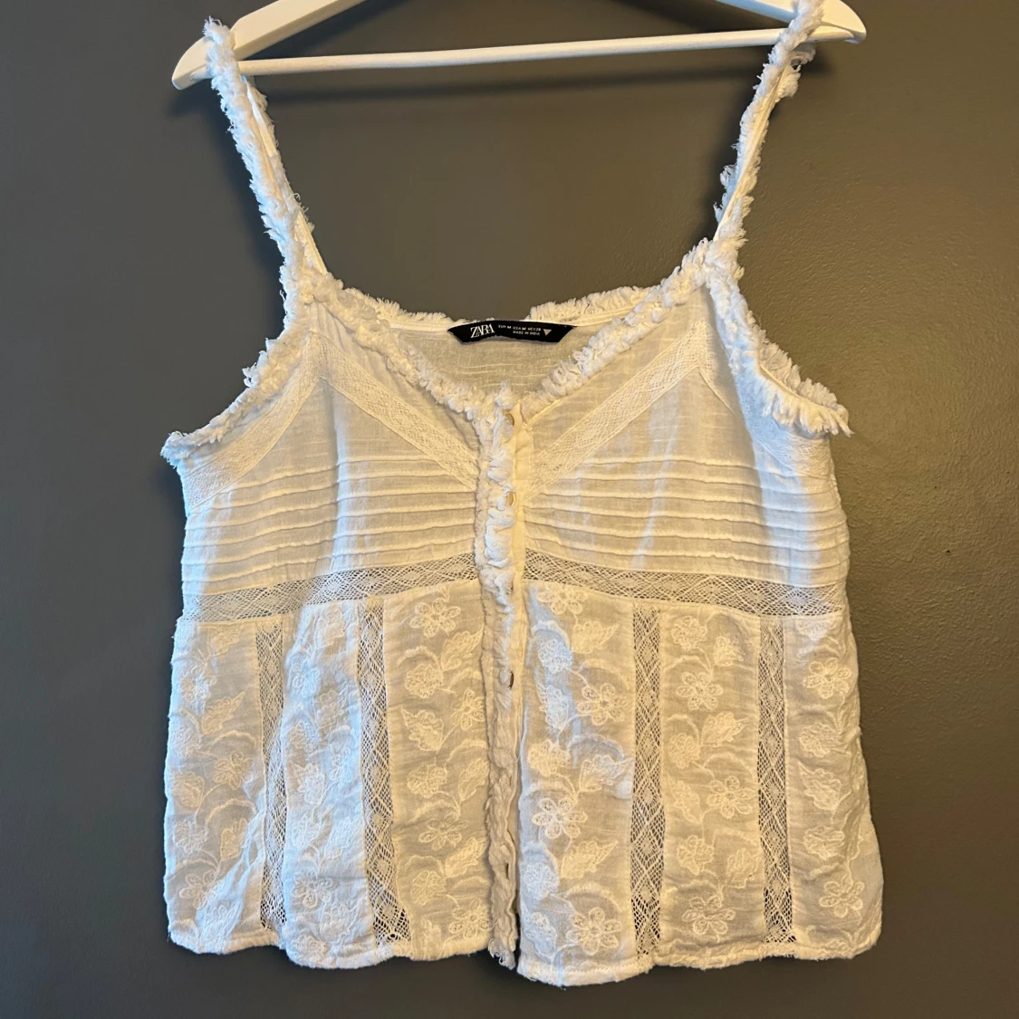 Vit spetsig linnetopp från Zara