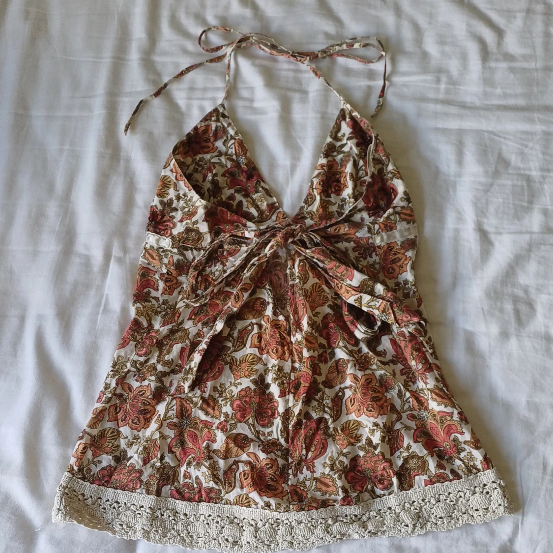 Blommig halterneck linnetopp med spets - 1