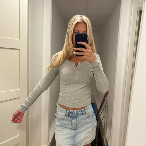 Grå tröja med knappar - Bra skick, knappt använd 