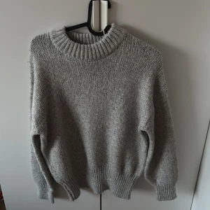 Grå stickad tröja - Säljer denna mysiga stickade tröjan från Lager 157. Den är i storlek XS/S. 