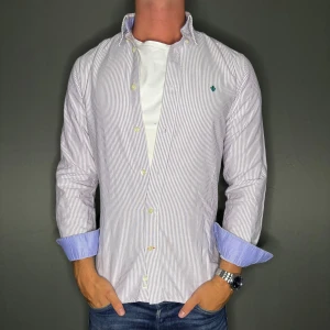 Morris skjorta - Hej säljer nu min fina Ralph lauren skjorta i storlek S. Den är i nyskick och kommer vara otroligt snygg på sommaren. Nypris cirka 1600kr! Vi kommer att sälja liknande produkter nu i sommar så glöm inte följa profilen!🌊🍾