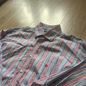 Morris skjorta  - En snygg skjorta i bra skick utan några som helst anmärkningar. Skjortan är i storlek 41 vilket motsvarar ungefär M. Hör av er vid ytterligare frågor annars fritt fram att köpa!                              (Postar inom 24h)