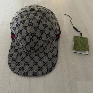 Gucci keps navy blue - Hej, säljer en helt ny och oanvänd Gucci keps i modellen navy blue. Tar inga byten eller går ner i pris.