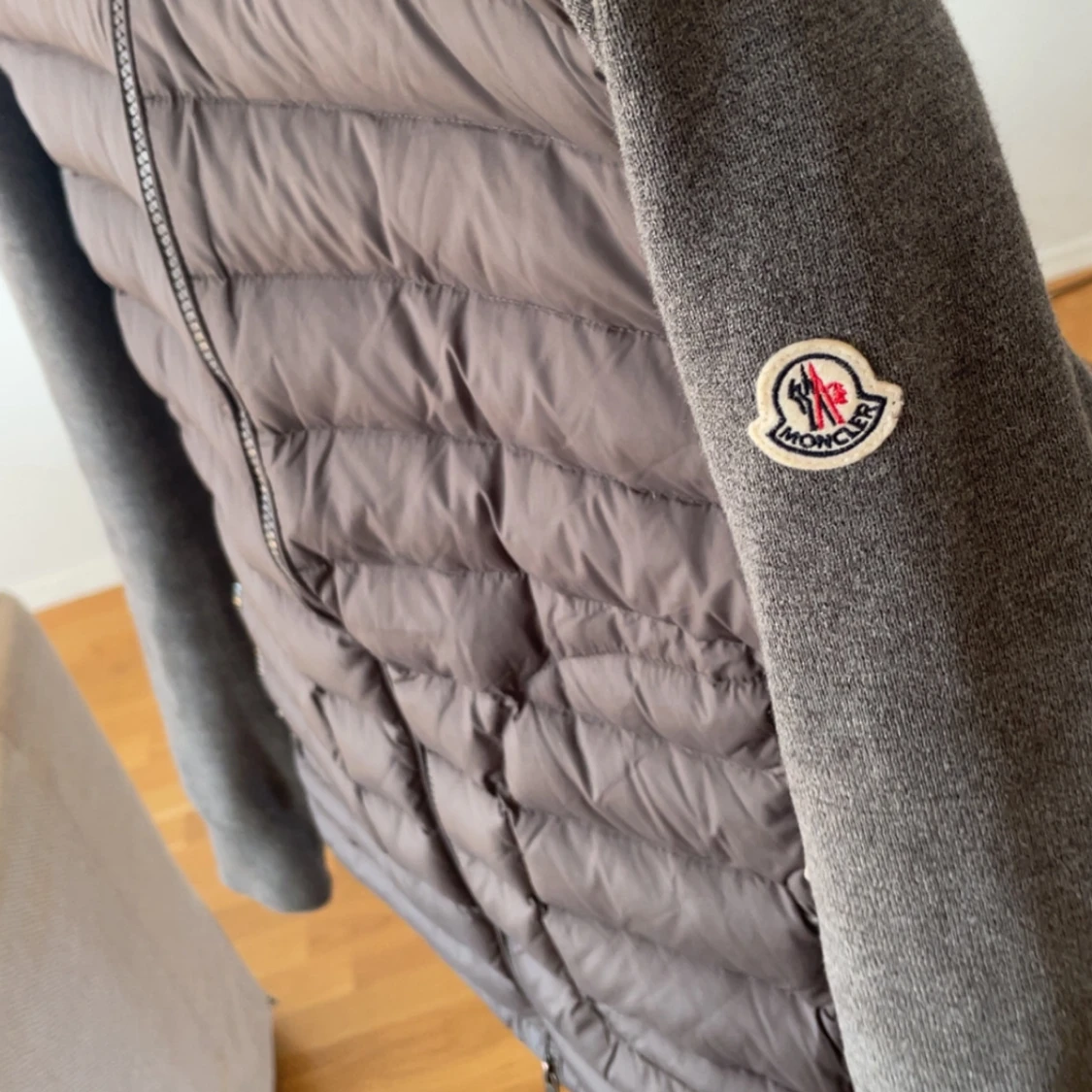 Grå Moncler pufferjacka med stickade ärmar - 1