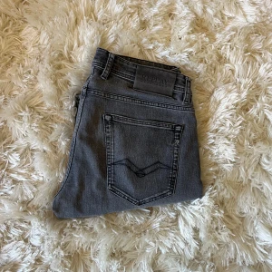 Replay Jeans - Ett par Replay Jeans i storlek w32. Modellen är Grover och sitter som slim fit ungefär. Priset är ej hugget i sten. Tveka ej på att skriva vid minsta fråga eller fundering.