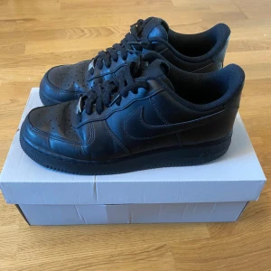 Svarta Air force 1  - Bra skick använda några gånger. Sko kartong ingår.