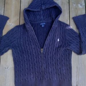 Kabelstickad ralph lauren tröja  - Kabelstickad ralph lauren tröja, 10/10 skick 🙌 Själv tycker jag tröjan är skit snygg men den är tyvärr för liten för mig. Pris kan diskuteras!🙌 tröjan passar dig som är i mellan 1,50 o 1,60.