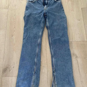 Blå raka jeans i storlek 27 - Hög midjade jeans med flare