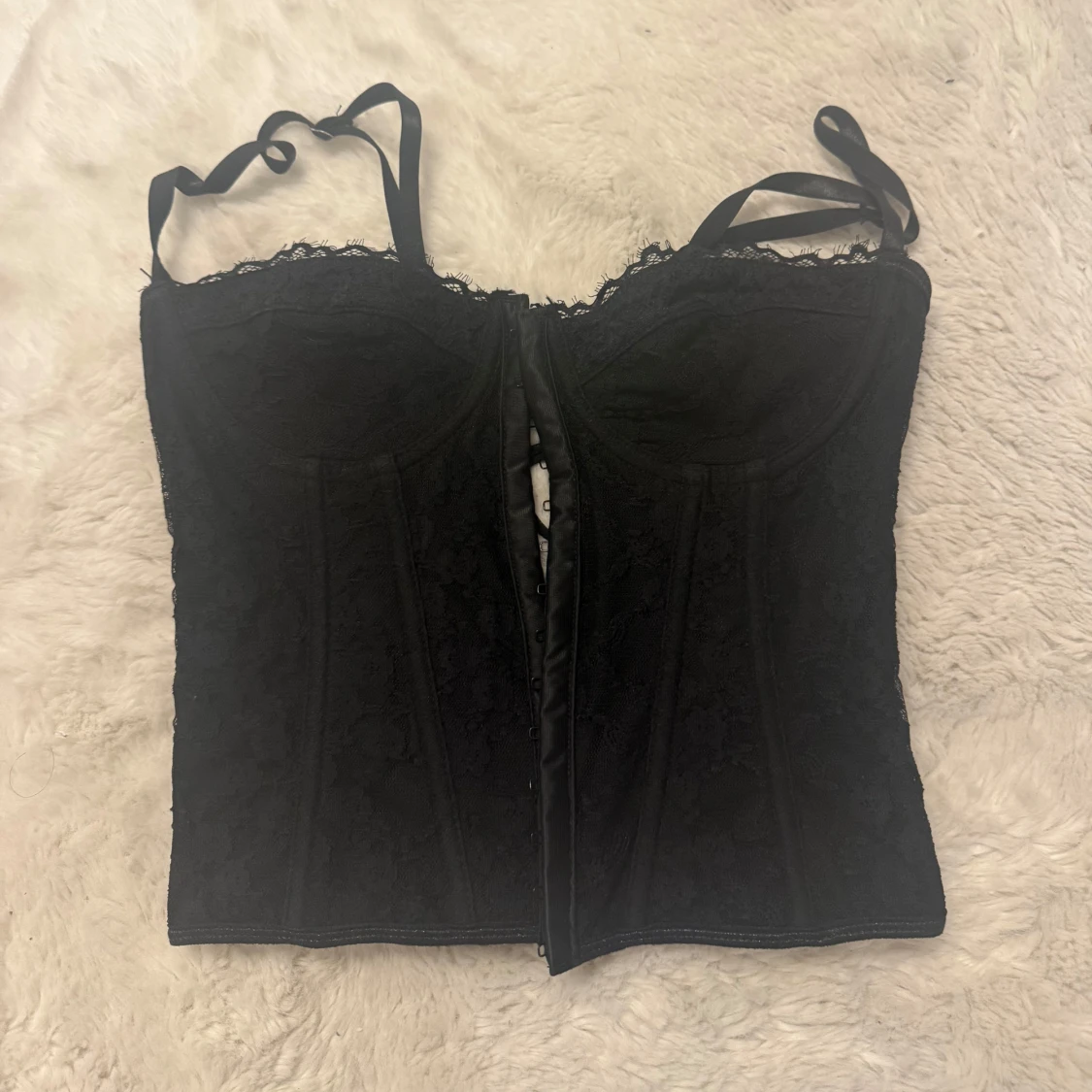Svart spetskorsett med snörning